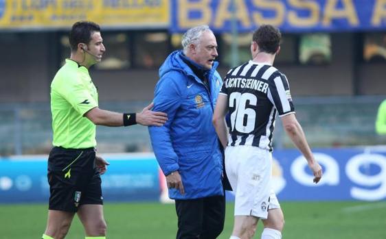 La discussione riprende a fine primo tempo. Interviene Doveri a dividere i litiganti. Ansa